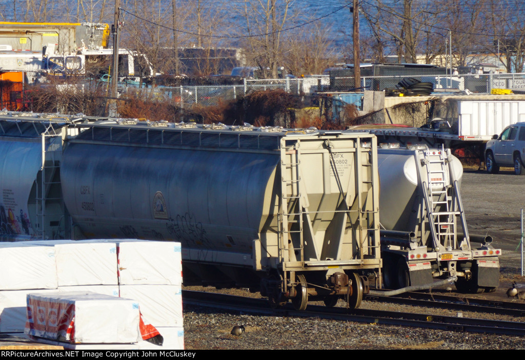 CBFX 450802 being unloaded